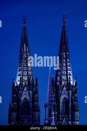 Risparmiando energia, la Cattedrale di Colonia è poco illuminata di notte, Colonia, Renania settentrionale-Vestfalia, Germay, Europa Foto Stock