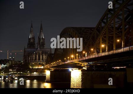 Risparmio energetico, Cattedrale di Colonia con il Ponte Hohenzollern poco illuminato, Colonia, Germania, Europa Foto Stock