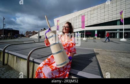 Kay Jones, curatore capo del Museum of Liverpool, conserva la zangola di latte utilizzata da Mel Giedroyc durante la Grand Final di Eurovision 2023, in mostra dopo essere stata acquisita dal Museum of Liverpool. Data immagine: Mercoledì 24 maggio 2023. Foto Stock
