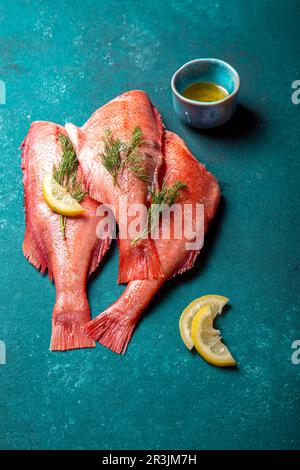 Fresco branzino rosso su sfondo blu Foto Stock