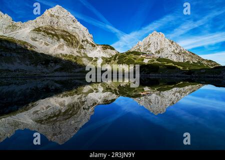 Panorama Lago Drachensee, Rifugio coburger HÃ¼tte e montagna Zugspitze in Tirolo, Austria, Alpi Foto Stock