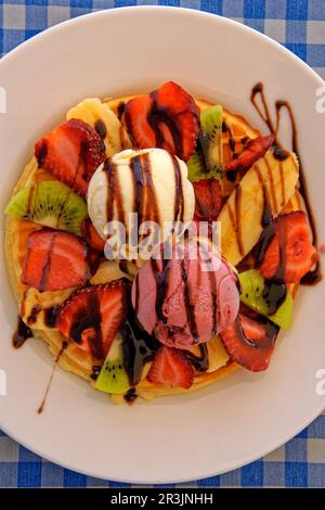 Gelato senza noci e waffle alla frutta. Foto Stock