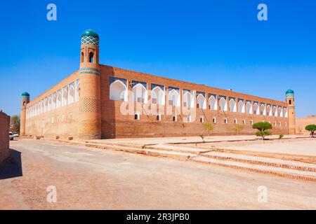 Mohammed Amin Khan Madrasah presso l'Itchan Kala, la città fortificata della città di Khiva in Uzbekistan Foto Stock