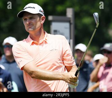 Fort Worth, Stati Uniti. 26th maggio, 2018. Justin Rose guarda il suo tee shot giocare la buca 10th durante il terzo round del torneo Invitational PGA di Fort Worth al Colonial Country Club, sabato 26 maggio 2018, a Fort Worth, Texas. (Foto di Bob Booth/for Worth Star-Telegram/TNS/Sipa USA) Credit: Sipa USA/Alamy Live News Foto Stock