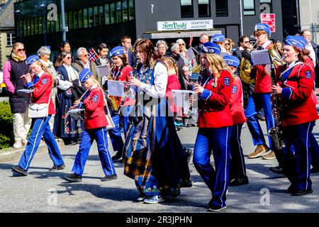 Sandnes, Norvegia, 17 2023 maggio, Teenage Girls Marching Band Ottone e Wind Sezione Sandnes Independence Day Foto Stock