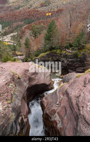 Cascada en el rio Cinca, valle de Pineta, Parque nacional de Ordesa y Monte Perdido, Provincia de Huesca, Comunidad Autónoma de Aragón, cordillera de los Pirineos, Spagna, Europa. Foto Stock