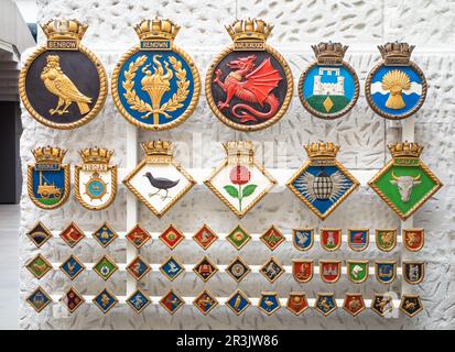 Un'esposizione dei badge della Royal Navy nel National Maritime Museum, a Greenwich, Londra, Regno Unito. I disegni intricati con colori vibranti sono orgogliosi Foto Stock