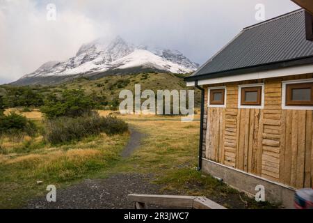 refugio Las Torres, Parque nacional Torres del Paine,sistema Nacional de áreas Silvestres Protegidas del Estado de Chile.Patagonia, República de Chile,América del sur. Foto Stock