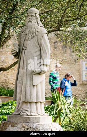 Escultura de Ramon Llull en el jardin, santuario de Cura, en la cima de la Montaña de Randa, Algaida, Maiorca, isole Baleari, Spagna, Europa. Foto Stock