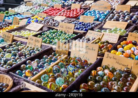 Bolas y peonzas, mercado al aire libre, Münsterplattz, Friburgo de Brisgovia, Germania, Europa. Foto Stock