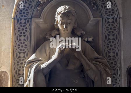 Statua su una vecchia tomba - inizio 1800, marmo - situata nel cimitero di Genova, Italia Foto Stock