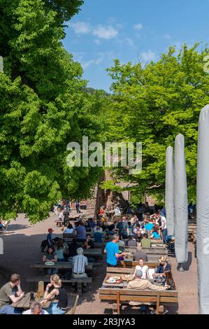 Birreria all'aperto nel cortile del castello di Landeck, Klingenmuenster, Palatinato, Renania-Palatinato, Germania, Europa Foto Stock