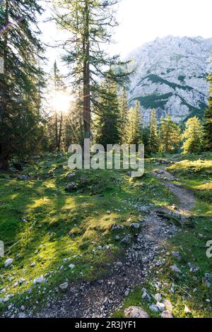 Percorso escursionistico al lago Seebensee e al lago Drachensee nei pressi di Zugspitze tirolo Foto Stock