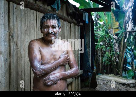 Hombre enjabonandose, Los Cerritos, Lancetillo, La Parroquia, zona Reyna, Quiche, Guatemala, America centrale. Foto Stock