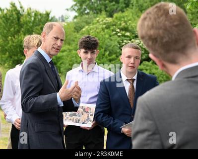 Vestec, Repubblica Ceca. 24th maggio, 2023. Il fratello del re britannico Carlo III, il principe Edoardo, pianta l'ultimo albero nel principe Filippo Alley, che è stato creato l'anno scorso per celebrare il suo 100th compleanno, a Vestec, Repubblica Ceca, 24 maggio 2023. Credit: Michaela Rihova/CTK Photo/Alamy Live News Foto Stock