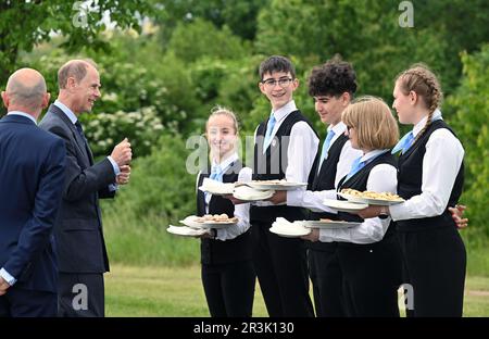 Vestec, Repubblica Ceca. 24th maggio, 2023. Il fratello del re britannico Carlo III, il principe Edoardo, pianta l'ultimo albero nel principe Filippo Alley, che è stato creato l'anno scorso per celebrare il suo 100th compleanno, a Vestec, Repubblica Ceca, 24 maggio 2023. Credit: Michaela Rihova/CTK Photo/Alamy Live News Foto Stock