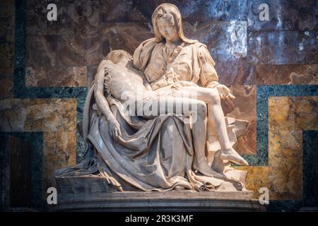 Pietà del Vaticano, gruppo di sculture in marmo di Michelangelo, Basilica papale di San Pietro, Stato della Città del Vaticano, Roma, Lazio, Italia. Foto Stock