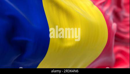 Particolare della bandiera nazionale rumena che sventola nel vento Foto Stock