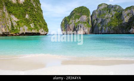 Maya Bay spiaggia Koh Phi Phi Thailandia al mattino con turqouse colorato oceano Foto Stock