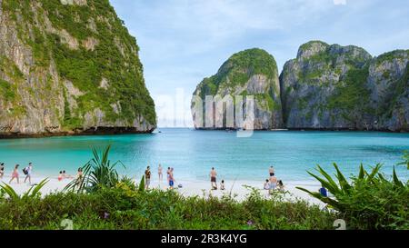 Maya Bay spiaggia Koh Phi Phi Thailandia al mattino con turqouse colorato oceano Foto Stock