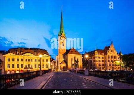 Fraumunster Chiesa e Munsterbrucke ponte attraverso il fiume Limmat nel centro della città di Zurigo in Svizzera Foto Stock