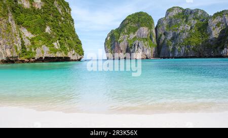 Maya Bay spiaggia Koh Phi Phi Thailandia al mattino con turqouse colorato oceano Foto Stock