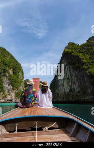 Coppia di fronte alla barca Longtail presso la laguna di Koh Phi Phi Thailandia Foto Stock