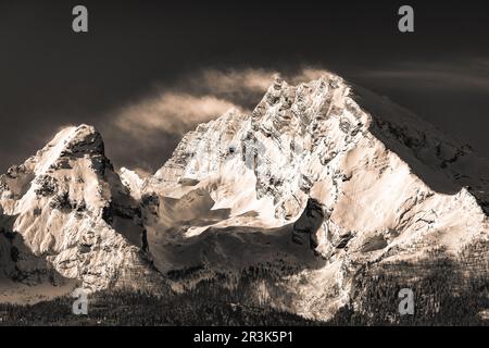 Montagna Watzmann in bianco e nero in inverno con neve al mattino Foto Stock