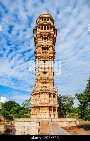 Vijaya o Vijay Stambha significa Torre della Vittoria è una torre monumento a Chittor Fort nella città di Chittorgarh, Rajasthan stato dell'India Foto Stock