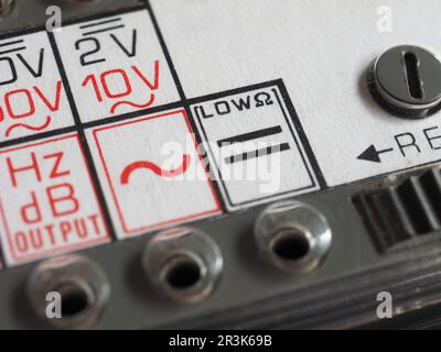 Simbolo elettrico su un multimetro analogico d'epoca Foto Stock