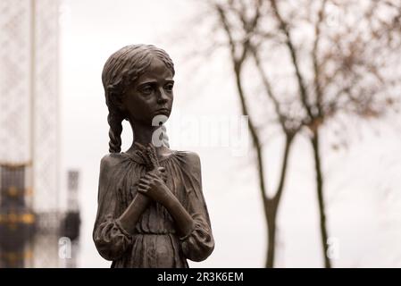 Kyiv, Ucraina - 13 aprile 2023: Hungry Little Girls Bronze Monument come simbolo delle vittime dell'Holodomor 1932-1933 in Ucraina organizzato dal Foto Stock