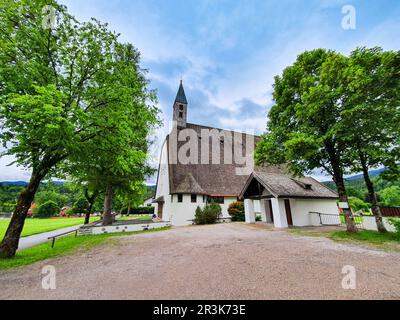 La chiesa parrocchiale cattolica di San Ulrich nella città di Walchensee, Baviera in Germania Foto Stock