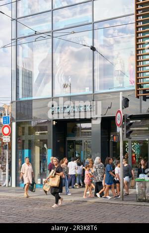 Passers-by di fronte a un negozio Primark nel centro di Strasburgo, in Francia Foto Stock