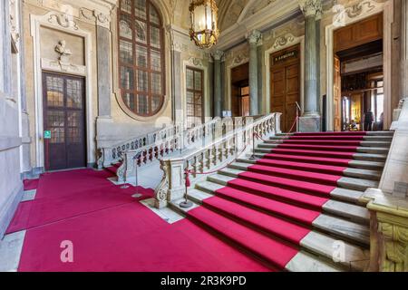 Scala in marmo in palazzo storico con interni di lusso - Palazzo reale Savoia, Torino, Italia Foto Stock