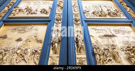 Porta del Paradiso di Firenze: Porta antica principale del Battistero di Firenze - Battistero di San Giovanni - situato di fronte al Gatto Foto Stock