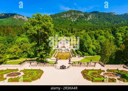 Vista panoramica aerea del Palazzo Linderhof. Schloss Linderhof si trova vicino al villaggio di Ettal, nella Baviera sud-occidentale, Germania. Foto Stock