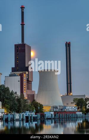 Una centrale elettrica a Berlino durante l'ora blu Foto Stock