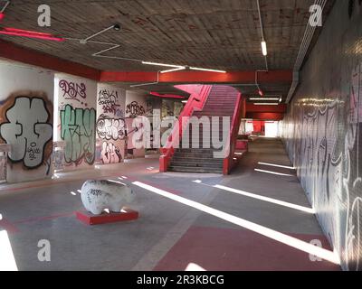 Skate Park con graffiti in un sottopassaggio a Praga Foto Stock