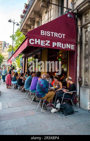 Parigi, Francia, folla giovani che condividono bevande, Bistro Francese, Café, Bar, Terrazza Ristorante nella zona di Canal Saint Martin, 'Chez Prune' Foto Stock