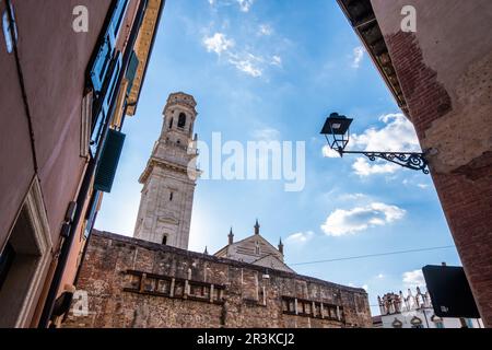 Vista in basso delle strade di Verona, Veneto, Italia Foto Stock