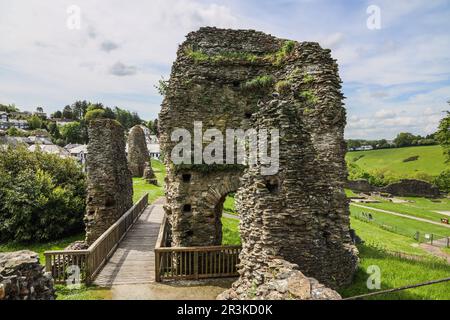 Il Gatehouse al torrione e la Torre alta al Castello di Launceston a Crnwall. In lontananza rimane la fondazione della cucina e del salone. Foto Stock