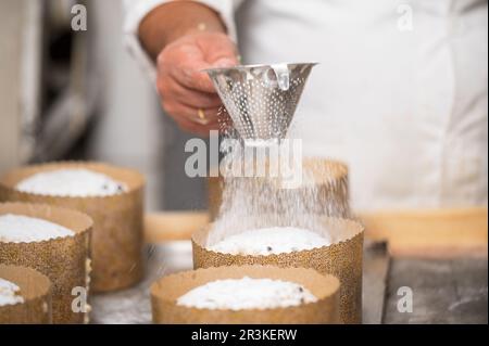 Pasticciere Topping Panetoni italiani tradizionali con zucchero a velo. Foto Stock