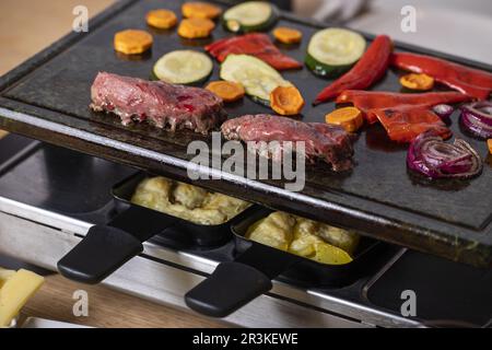 Raclette svizzera con carne e verdure Foto Stock