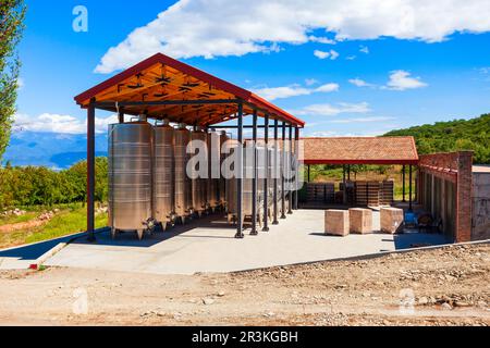 Serbatoi di stoccaggio in acciaio inox con vino all'aperto Foto Stock