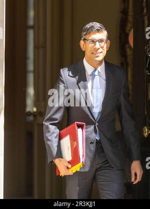 Londra, Regno Unito. 24th maggio, 2023. Rishi Sunak, primo ministro, lascia 10 Downing Street per domande dei primi ministri Credit: Ian Davidson/Alamy Live News Foto Stock