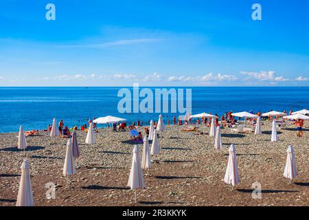 Sochi, Russia - 04 ottobre 2020: Spiaggia di Imeretinsky nella città turistica di Sochi a Krasnodar Krai, Russia Foto Stock