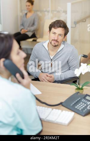 uomo in attesa del suo appuntamento in ospedale Foto Stock