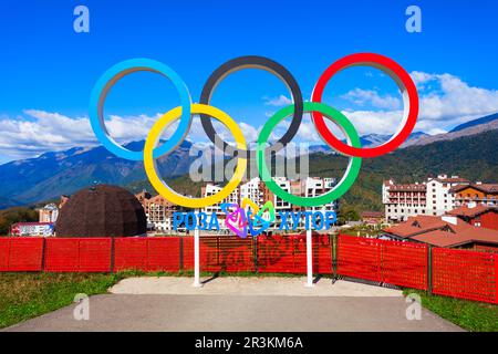 Rosa Khutor, Russia - 06 ottobre 2020: Logo e simbolo degli anelli olimpici nell'altopiano Rosa. L'altopiano di Rose e Roza Khutor sono stazioni sciistiche alpine vicino a Krasna Foto Stock