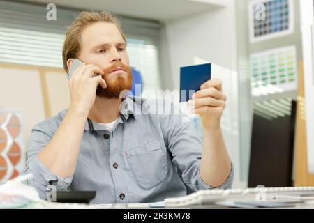 uomo con grafici a colori sul telefono Foto Stock