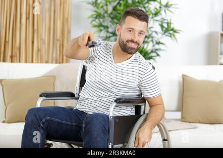 Disabilitato l'uomo guarda la TV durante la riabilitazione Foto Stock